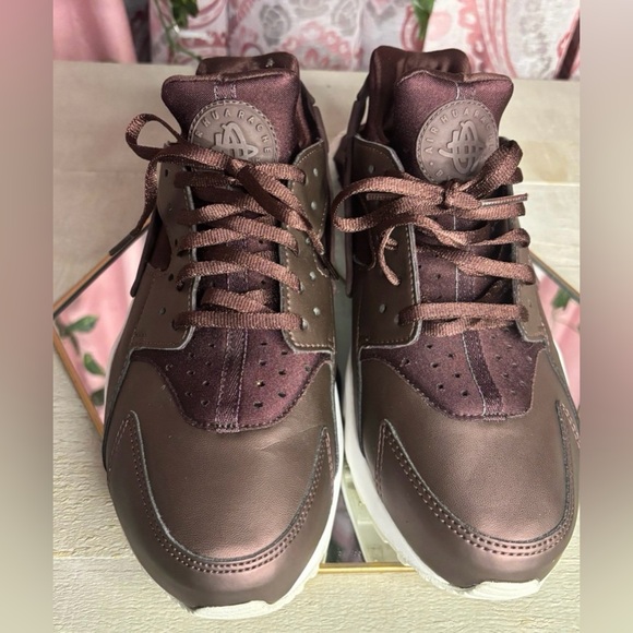 LAST CHANCE Nike Women's Sneakers in Burgundy and White - Picture 4 of 9